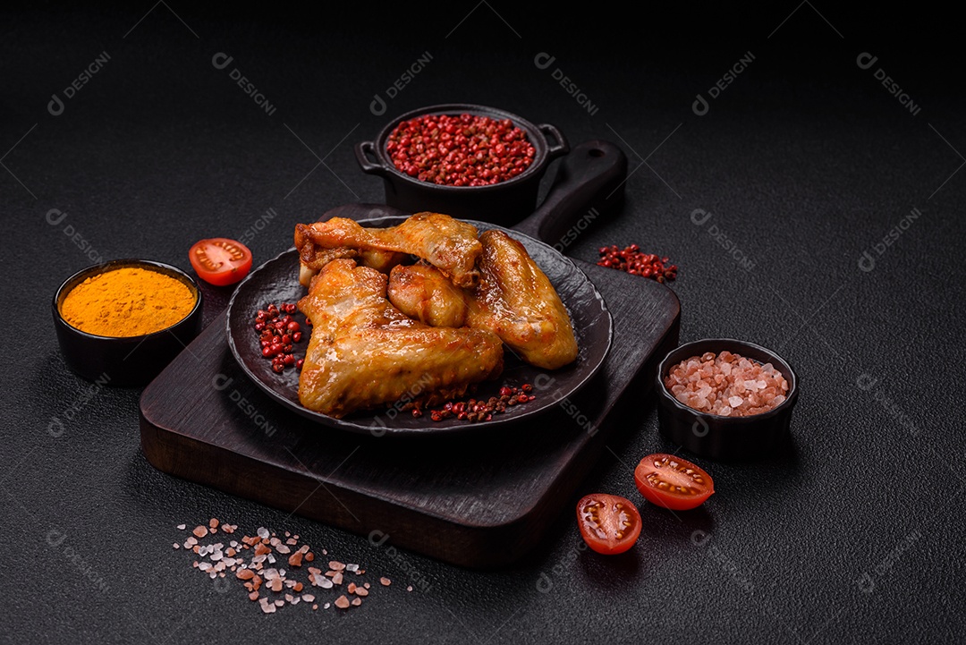 A imagem mostra pedaços de frango frito ou assado, possivelmente asas ou coxas da asa, servidos como aperitivo ou refeição