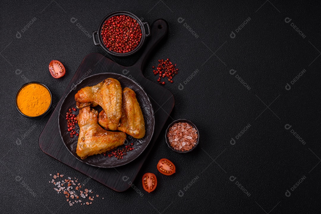 A imagem mostra pedaços de frango frito ou assado, possivelmente asas ou coxas da asa, servidos como aperitivo ou refeição