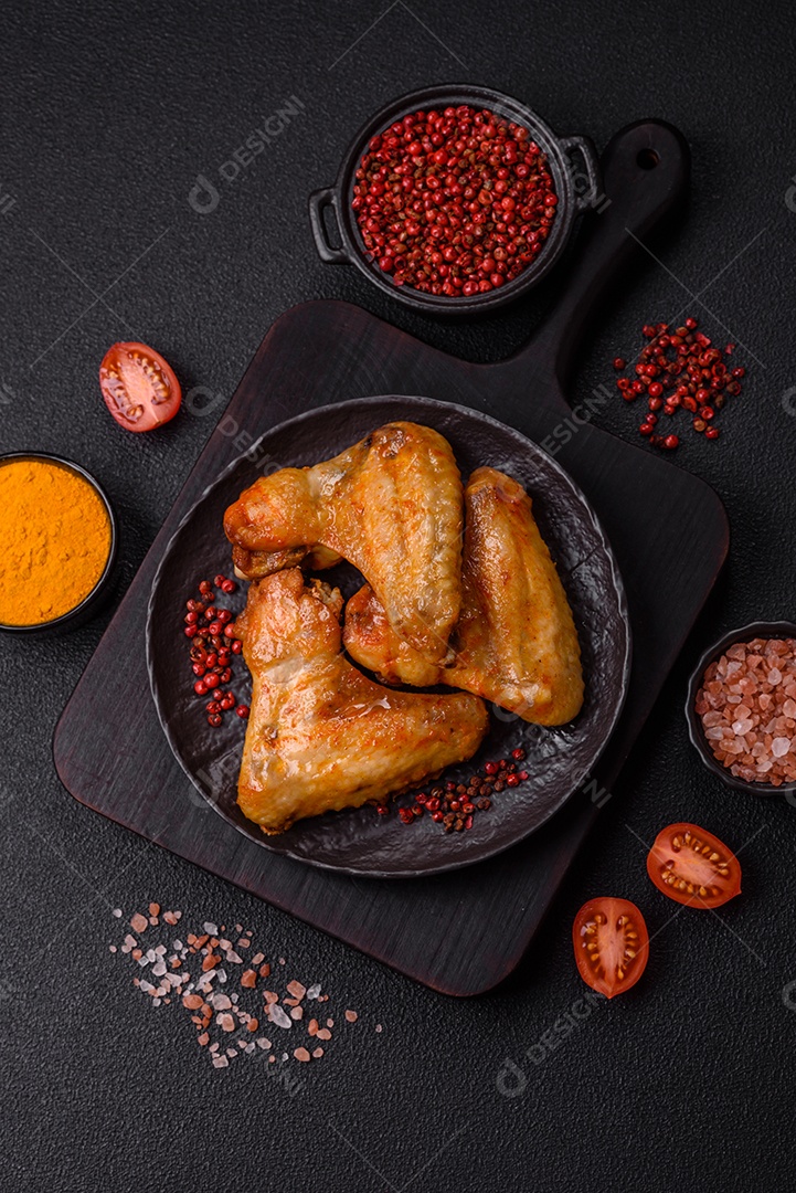 A imagem mostra pedaços de frango frito ou assado, possivelmente asas ou coxas da asa, servidos como aperitivo ou refeição