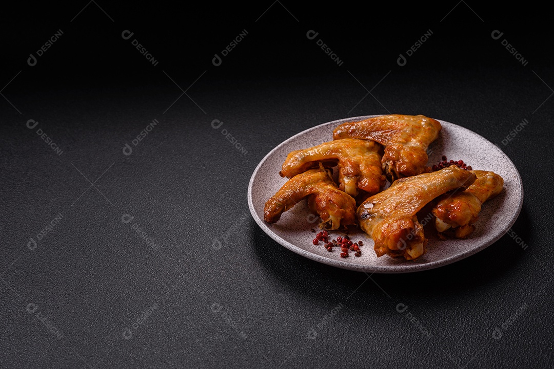 A imagem mostra pedaços de frango frito ou assado, possivelmente asas ou coxas da asa, servidos como aperitivo ou refeição