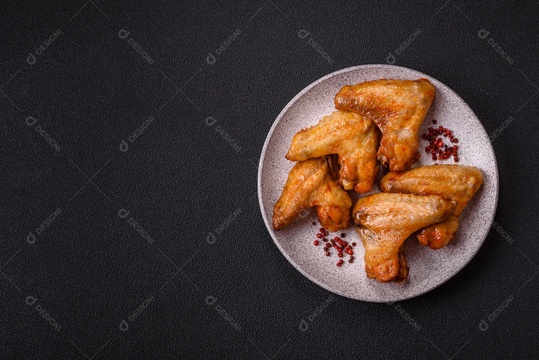 A imagem mostra pedaços de frango frito ou assado, possivelmente asas ou coxas da asa, servidos como aperitivo ou refeição
