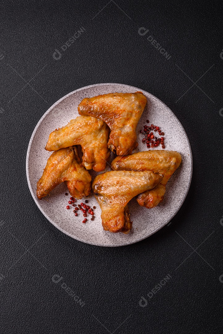 A imagem mostra pedaços de frango frito ou assado, possivelmente asas ou coxas da asa, servidos como aperitivo ou refeição