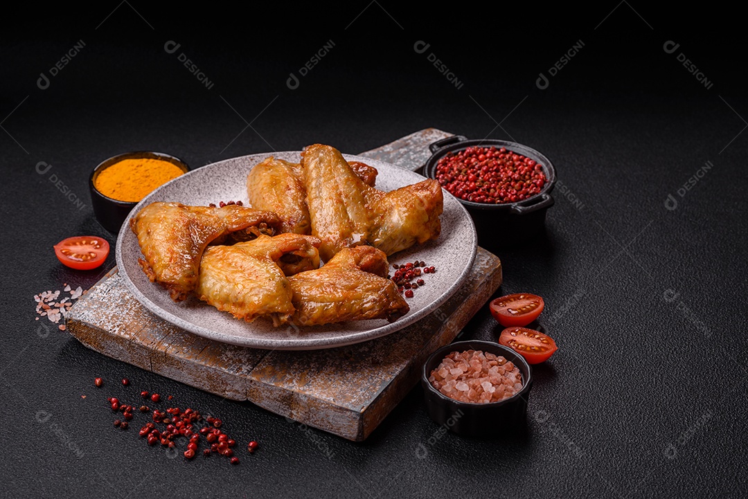 A imagem mostra pedaços de frango frito ou assado, possivelmente asas ou coxas da asa, servidos como aperitivo ou refeição