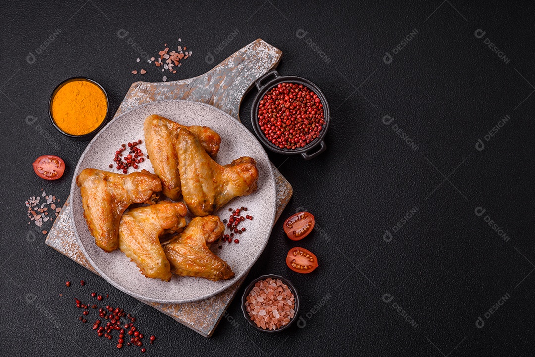 A imagem mostra pedaços de frango frito ou assado, possivelmente asas ou coxas da asa, servidos como aperitivo ou refeição