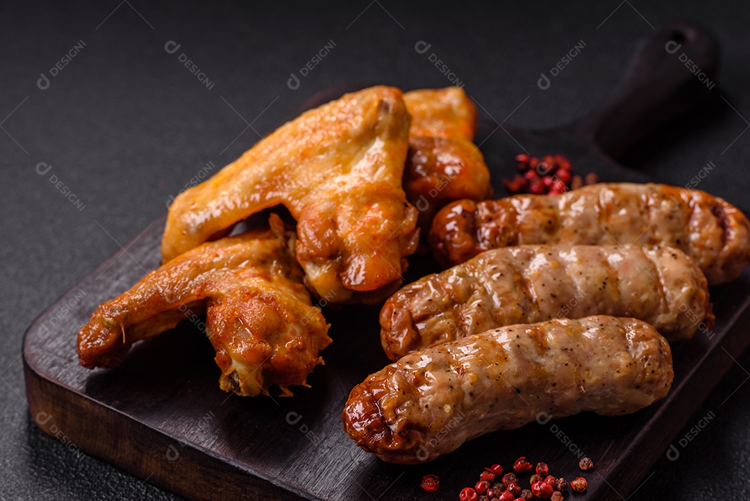 Três linguiças salsichas grelhadas são apresentadas em um prato, com temperos e tomates-cereja cortados.