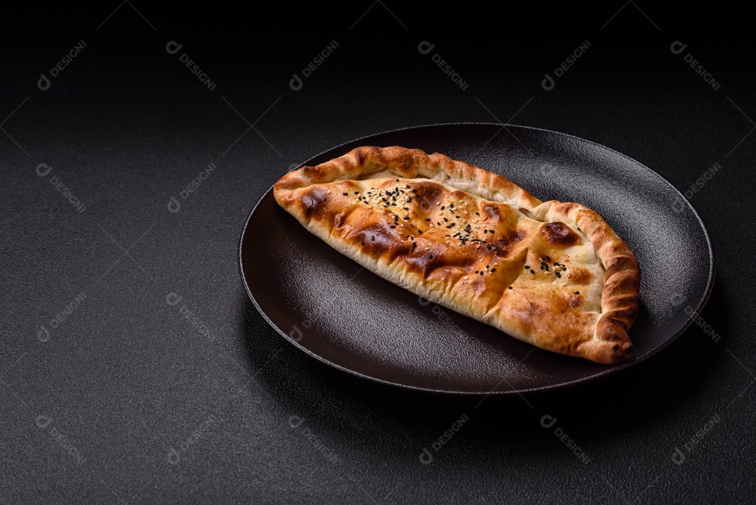 A imagem mostra um cheburek, um tipo de pastel frito em formato de meia-lua