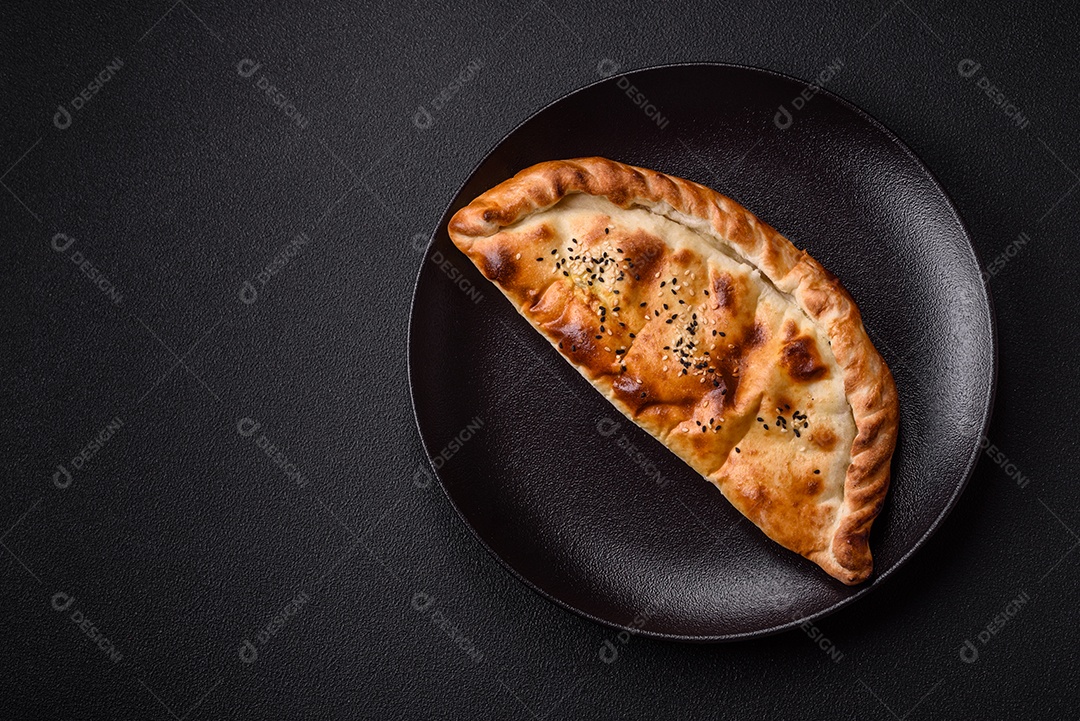 A imagem mostra um cheburek, um tipo de pastel frito em formato de meia-lua