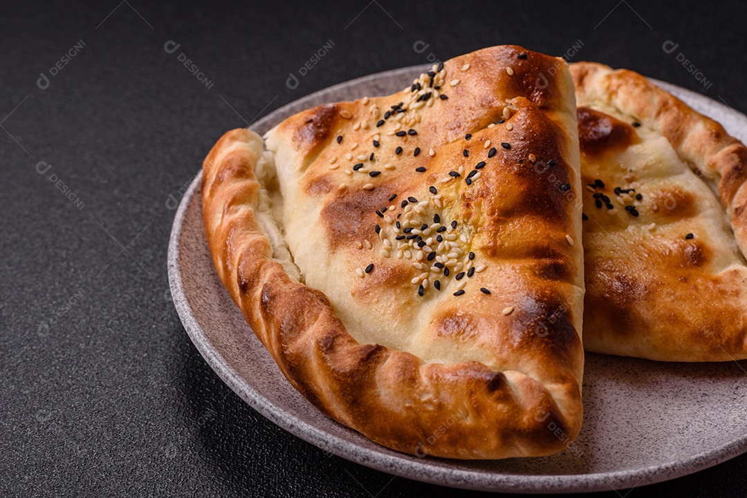 A imagem mostra um cheburek, um tipo de pastel frito em formato de meia-lua