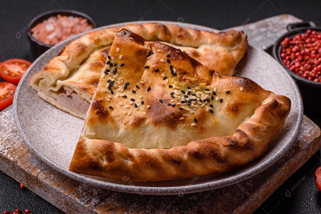 A imagem mostra um cheburek, um tipo de pastel frito em formato de meia-lua