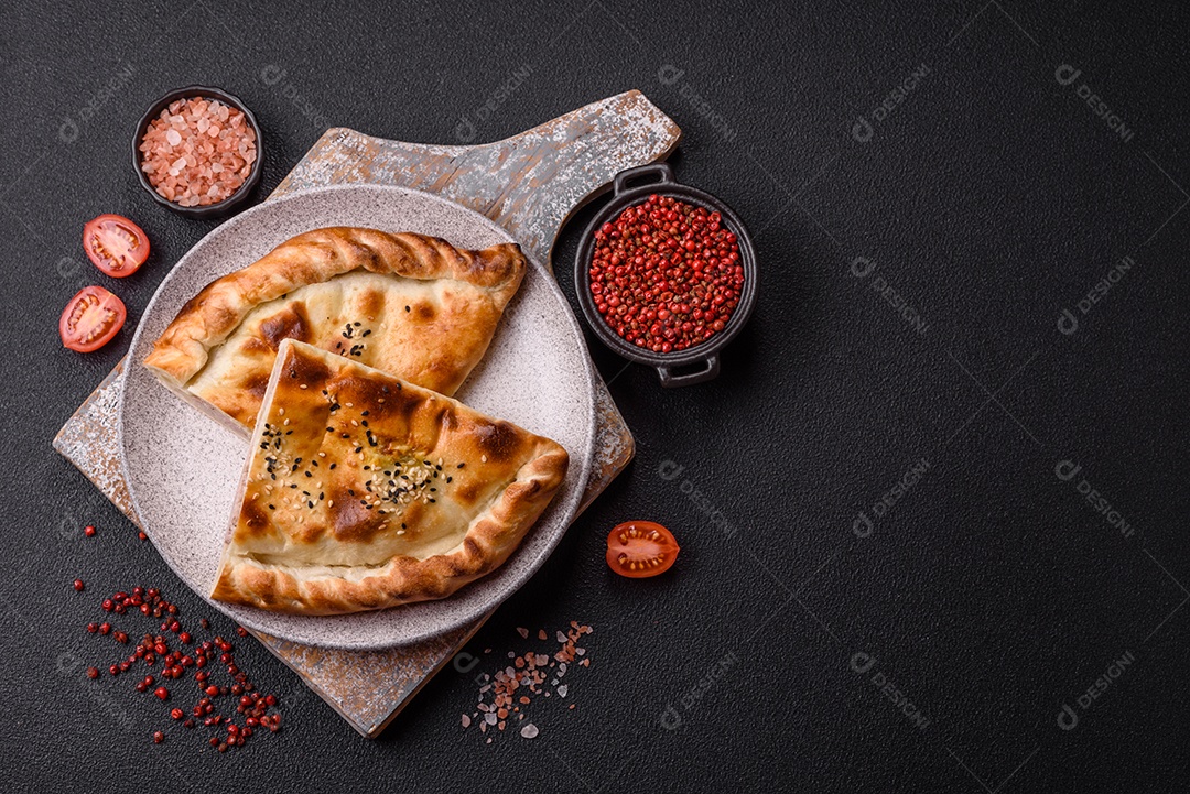 A imagem mostra um cheburek, um tipo de pastel frito em formato de meia-lua