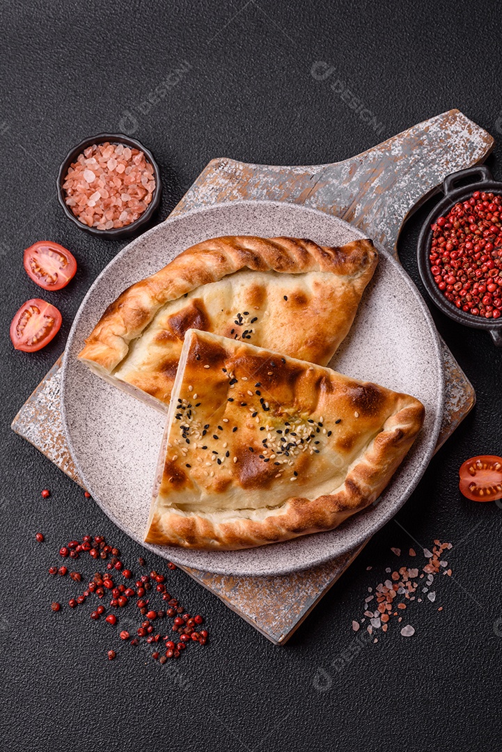 A imagem mostra um cheburek, um tipo de pastel frito em formato de meia-lua