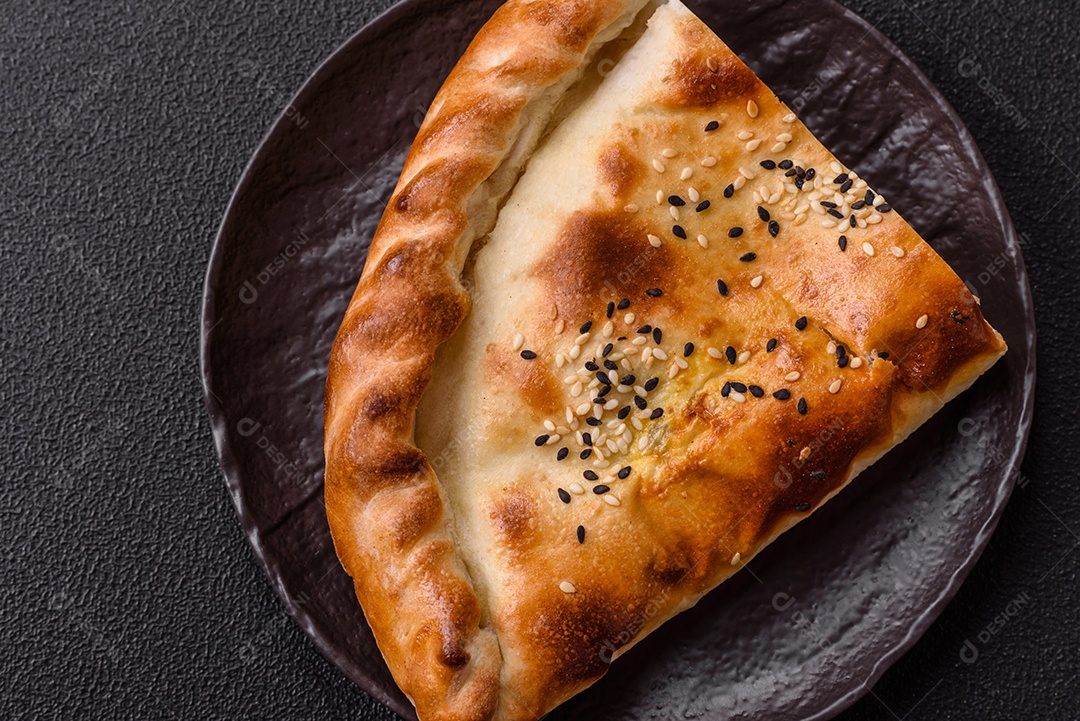 A imagem mostra um cheburek, um tipo de pastel frito em formato de meia-lua