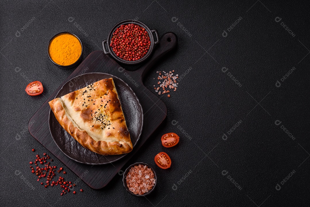 A imagem mostra um cheburek, um tipo de pastel frito em formato de meia-lua