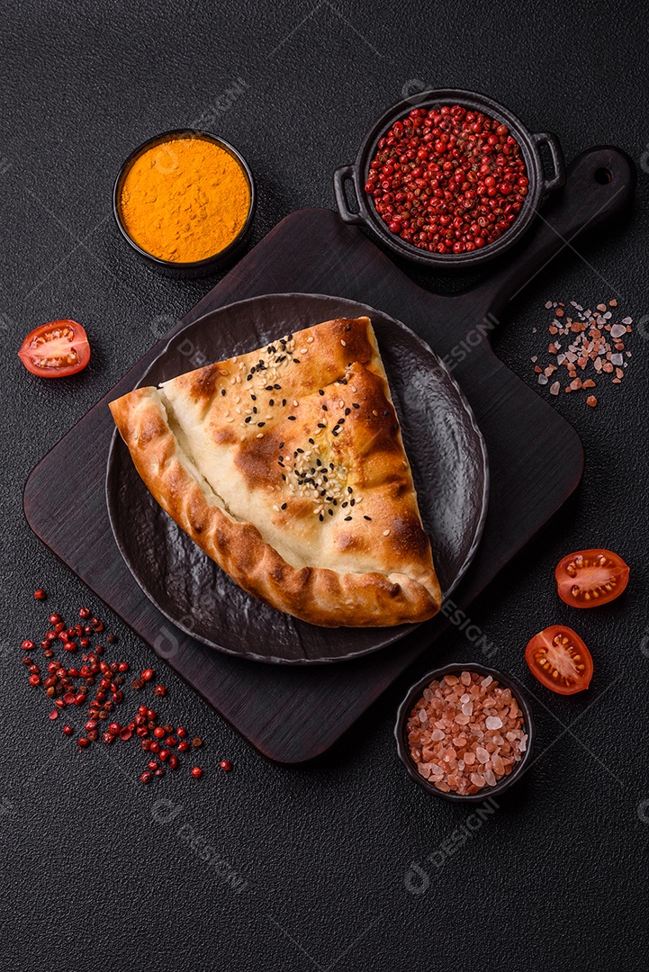 A imagem mostra um cheburek, um tipo de pastel frito em formato de meia-lua