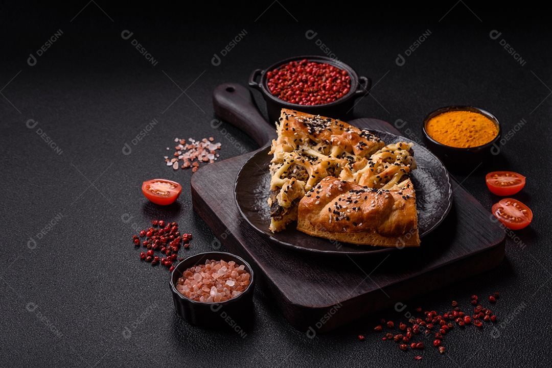 A imagem mostra um cheburek, um tipo de pastel frito em formato de meia-lua