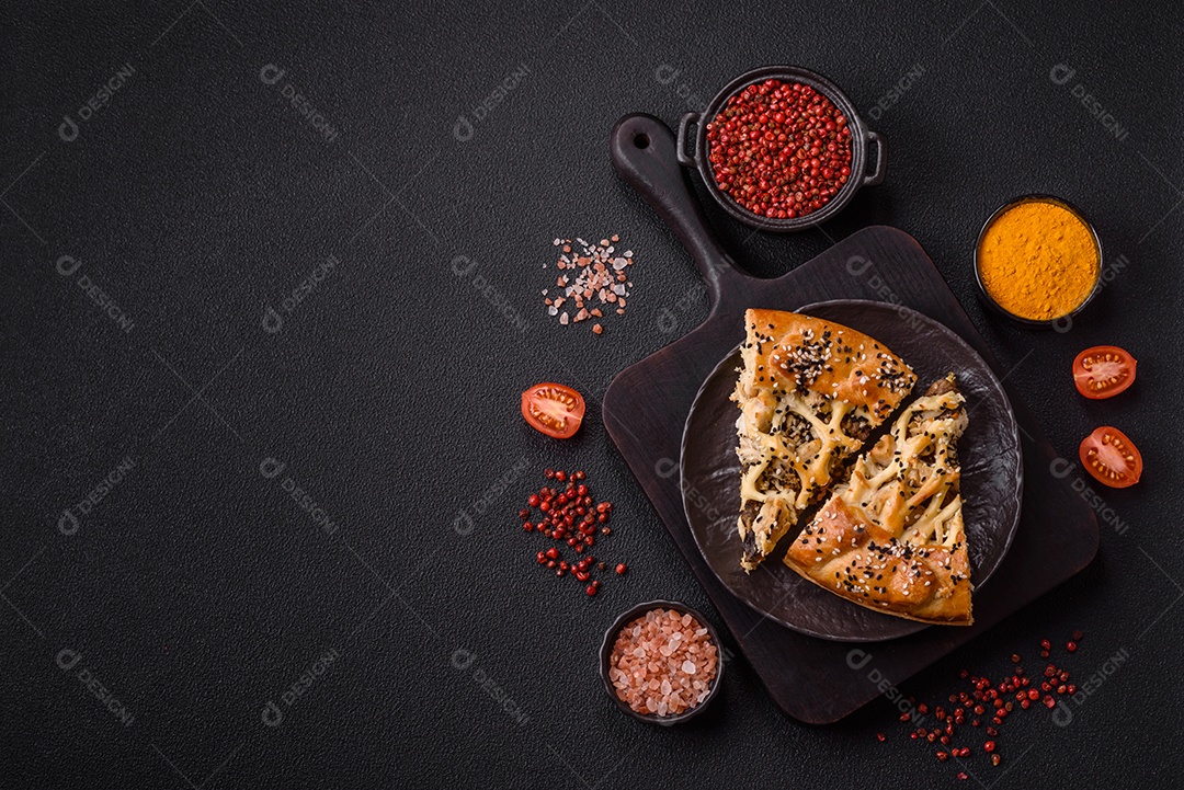 A imagem mostra fatias de uma quiche ou torta salgada, que é um prato de origem franco-alemã.