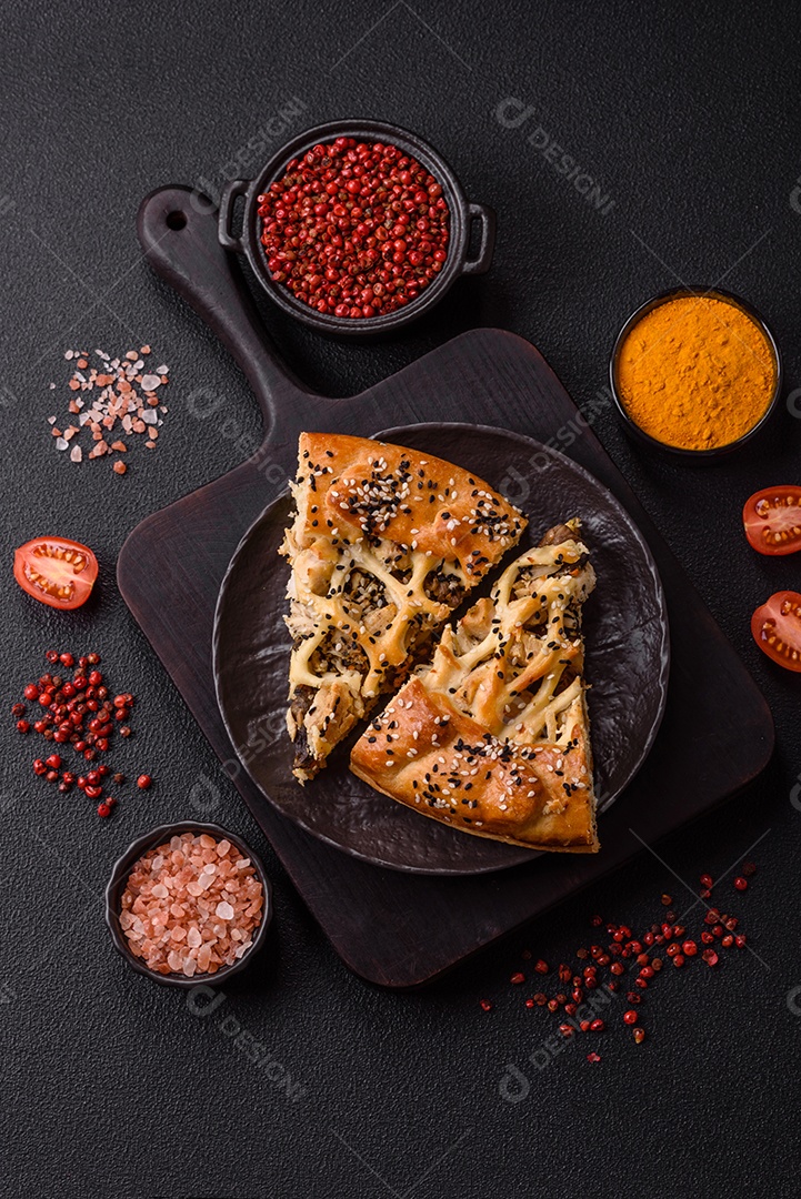 A imagem mostra fatias de uma quiche ou torta salgada, que é um prato de origem franco-alemã.