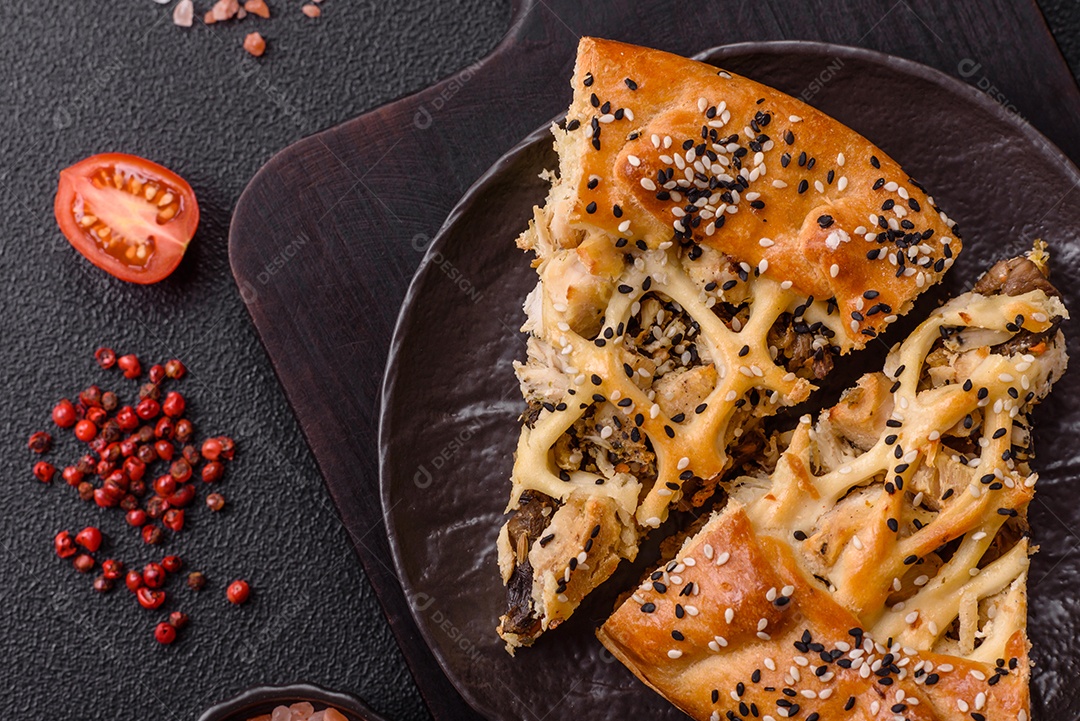 A imagem mostra fatias de uma quiche ou torta salgada, que é um prato de origem franco-alemã.
