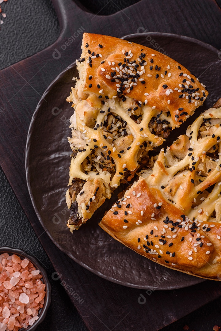 A imagem mostra fatias de uma quiche ou torta salgada, que é um prato de origem franco-alemã.