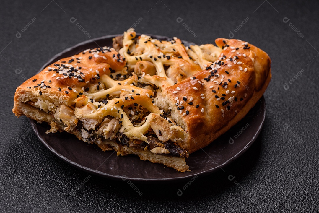 A imagem mostra fatias de uma quiche ou torta salgada, que é um prato de origem franco-alemã.