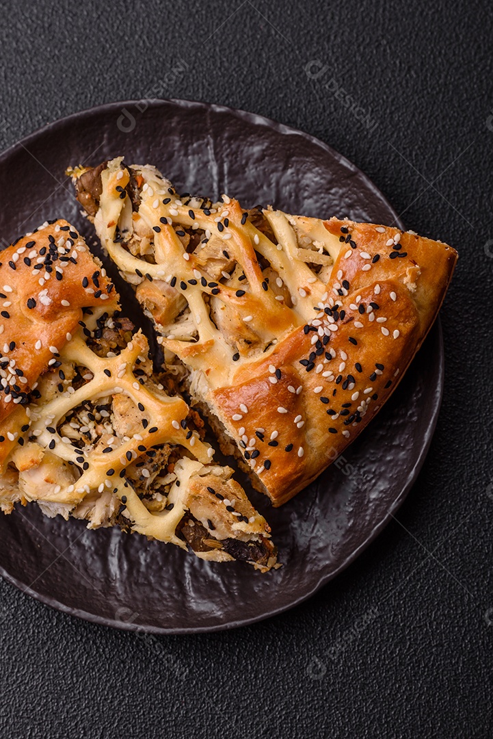 A imagem mostra fatias de uma quiche ou torta salgada, que é um prato de origem franco-alemã.