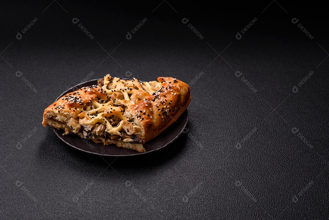 A imagem mostra fatias de uma quiche ou torta salgada, que é um prato de origem franco-alemã.