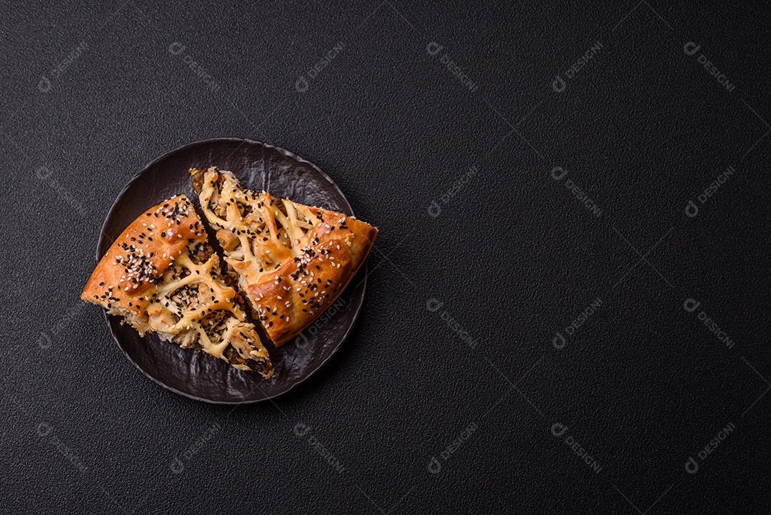 A imagem mostra fatias de uma quiche ou torta salgada, que é um prato de origem franco-alemã.