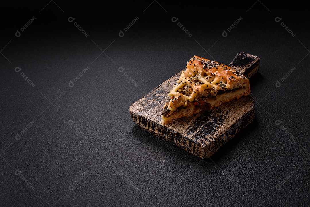 A imagem mostra fatias de uma quiche ou torta salgada, que é um prato de origem franco-alemã.