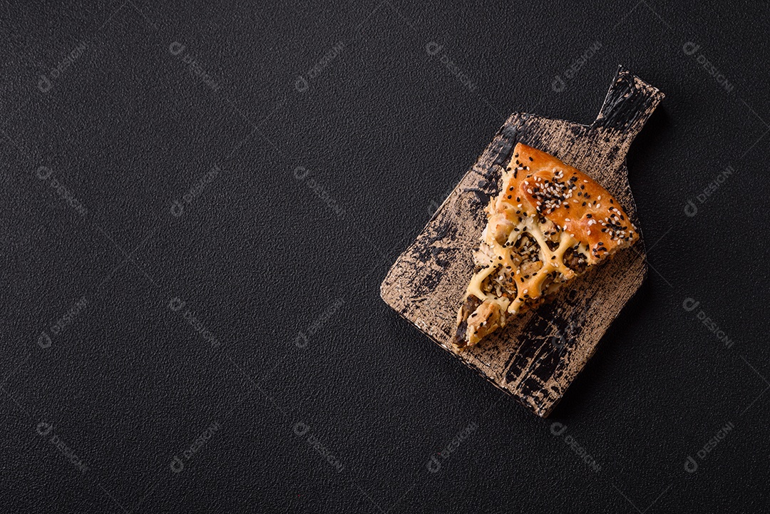 A imagem mostra fatias de uma quiche ou torta salgada, que é um prato de origem franco-alemã.