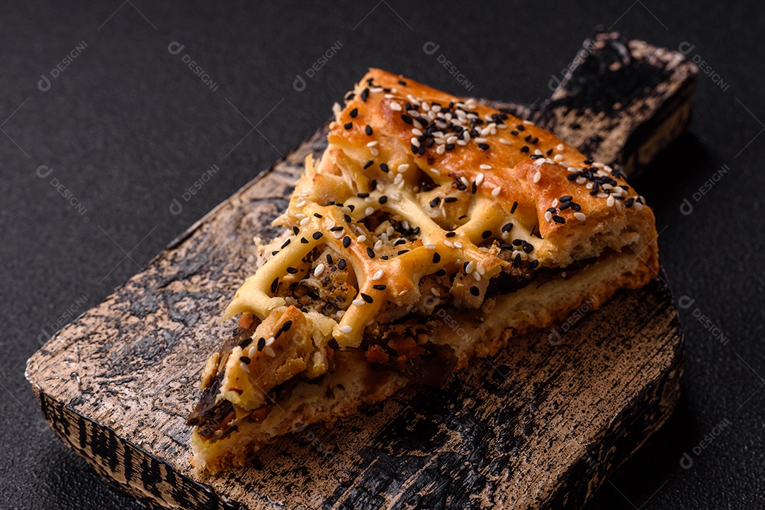 A imagem mostra fatias de uma quiche ou torta salgada, que é um prato de origem franco-alemã.