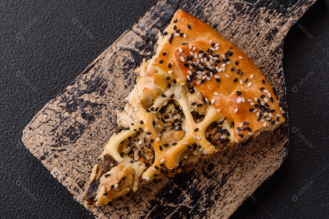 A imagem mostra fatias de uma quiche ou torta salgada, que é um prato de origem franco-alemã.