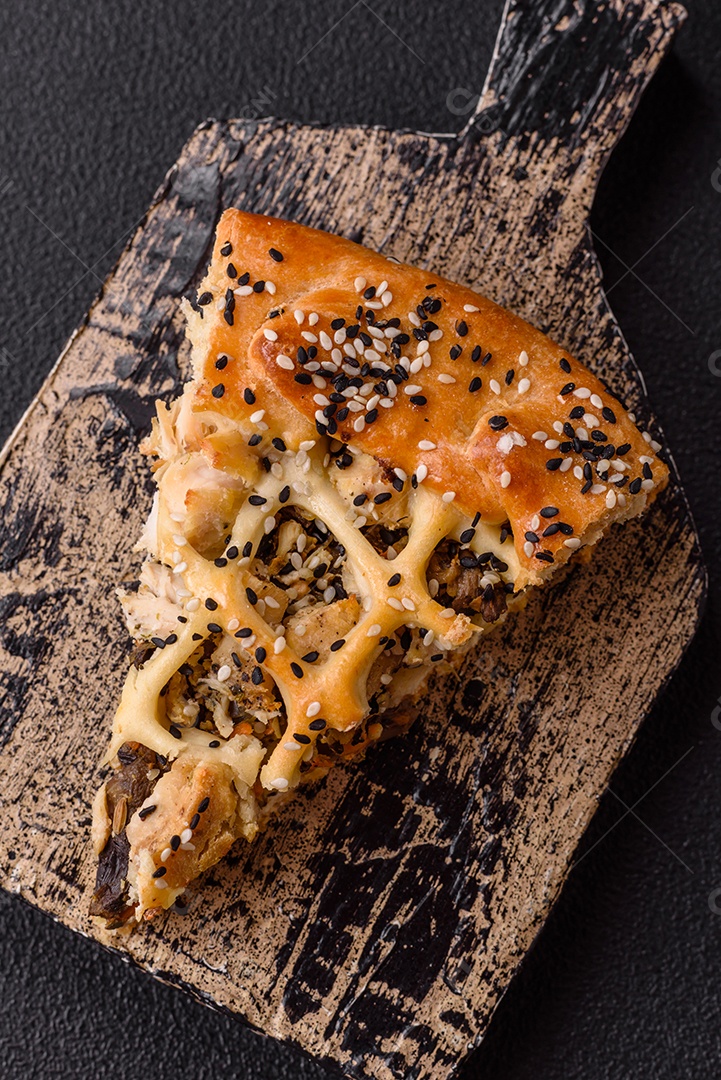 A imagem mostra fatias de uma quiche ou torta salgada, que é um prato de origem franco-alemã.