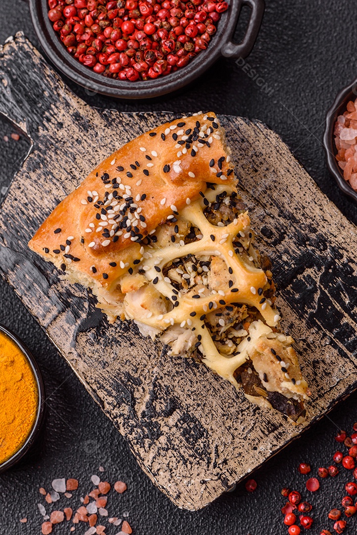 A imagem mostra fatias de uma quiche ou torta salgada, que é um prato de origem franco-alemã.