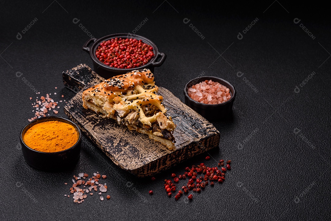 A imagem mostra fatias de uma quiche ou torta salgada, que é um prato de origem franco-alemã.