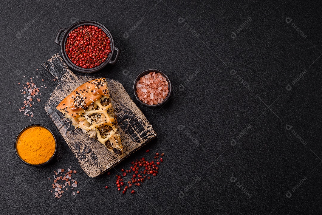 A imagem mostra fatias de uma quiche ou torta salgada, que é um prato de origem franco-alemã.