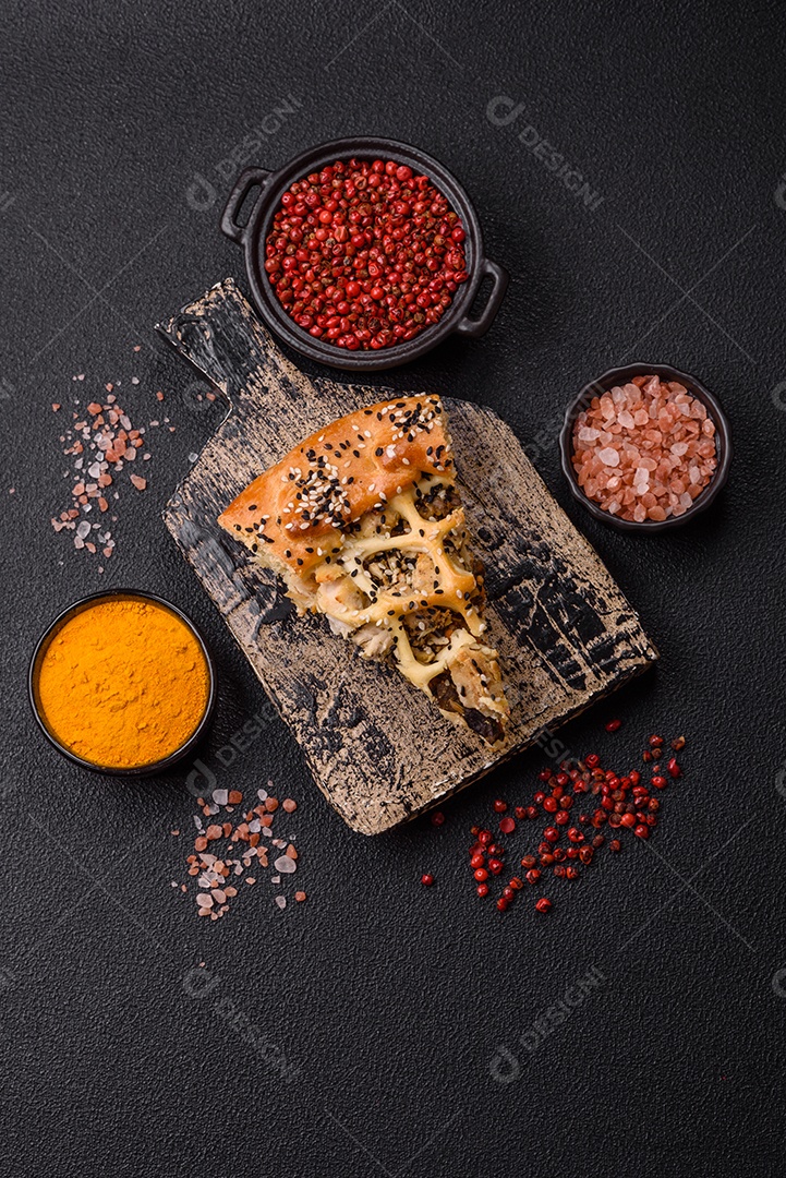 A imagem mostra fatias de uma quiche ou torta salgada, que é um prato de origem franco-alemã.