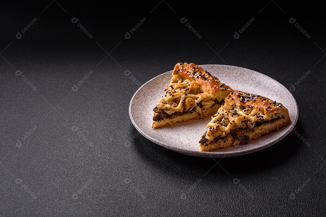 A imagem mostra fatias de uma quiche ou torta salgada, que é um prato de origem franco-alemã.