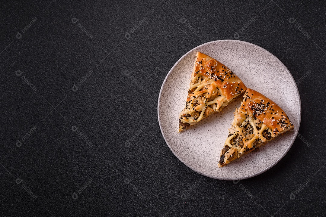 A imagem mostra fatias de uma quiche ou torta salgada, que é um prato de origem franco-alemã.
