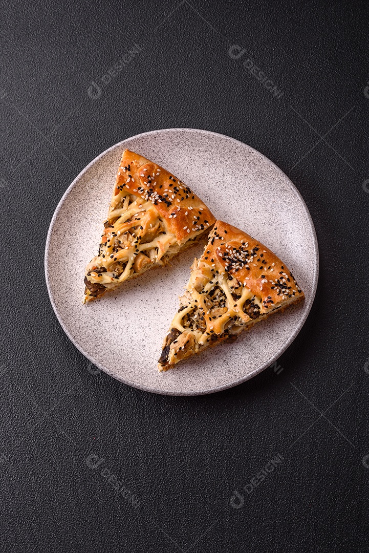 A imagem mostra fatias de uma quiche ou torta salgada, que é um prato de origem franco-alemã.