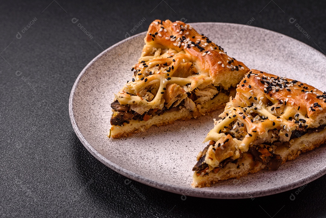 A imagem mostra fatias de uma quiche ou torta salgada, que é um prato de origem franco-alemã.