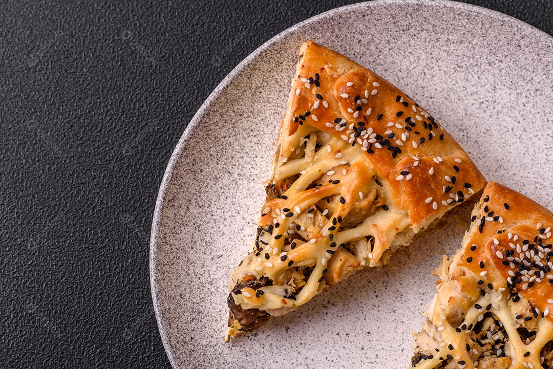 A imagem mostra fatias de uma quiche ou torta salgada, que é um prato de origem franco-alemã.