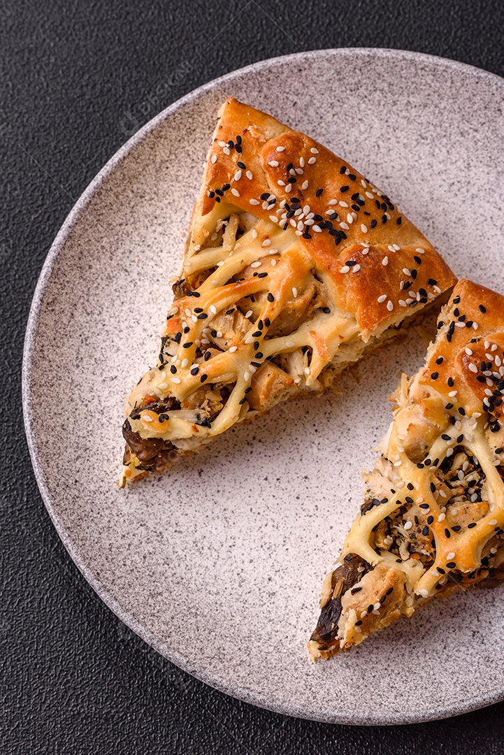 A imagem mostra fatias de uma quiche ou torta salgada, que é um prato de origem franco-alemã.