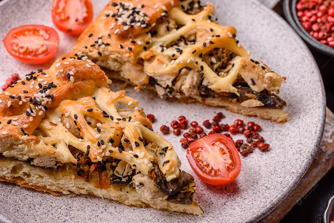 A imagem mostra fatias de uma quiche ou torta salgada, que é um prato de origem franco-alemã.