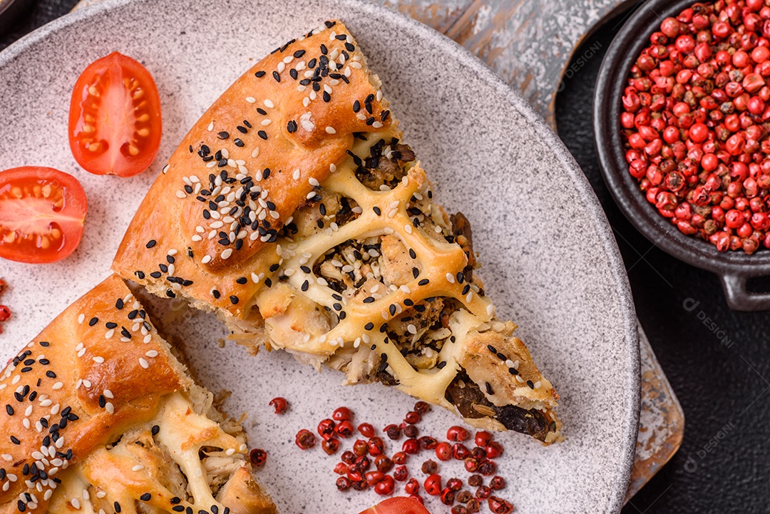 A imagem mostra fatias de uma quiche ou torta salgada, que é um prato de origem franco-alemã.