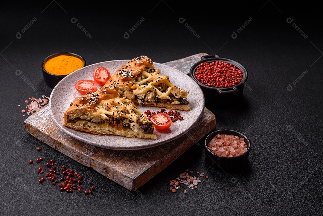 A imagem mostra fatias de uma quiche ou torta salgada, que é um prato de origem franco-alemã.