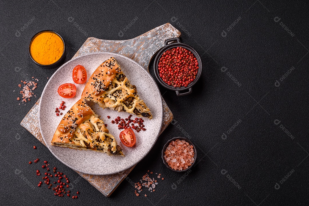A imagem mostra fatias de uma quiche ou torta salgada, que é um prato de origem franco-alemã.