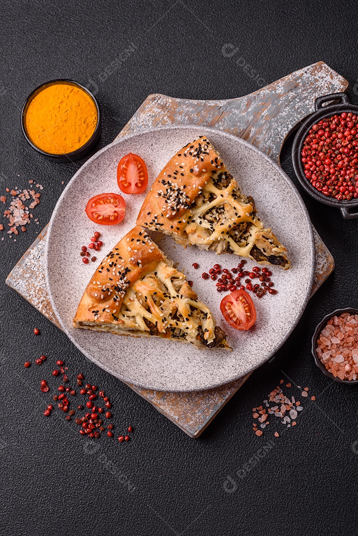 A imagem mostra fatias de uma quiche ou torta salgada, que é um prato de origem franco-alemã.