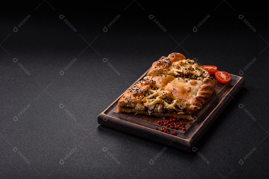 A imagem mostra fatias de uma quiche ou torta salgada, que é um prato de origem franco-alemã.