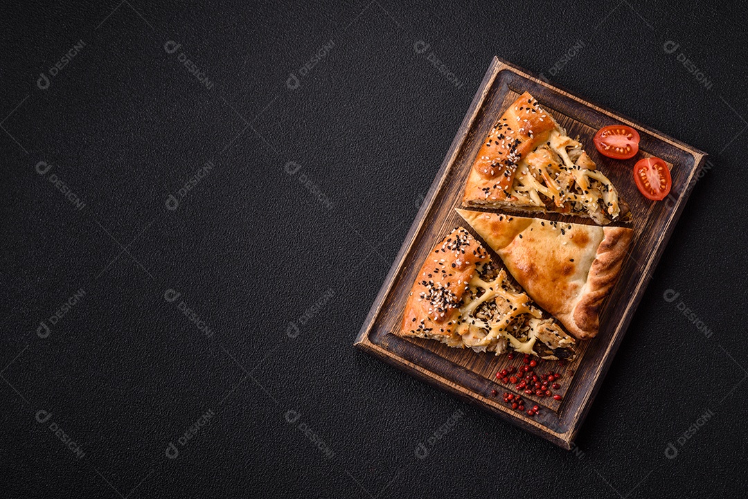 A imagem mostra fatias de uma quiche ou torta salgada, que é um prato de origem franco-alemã.