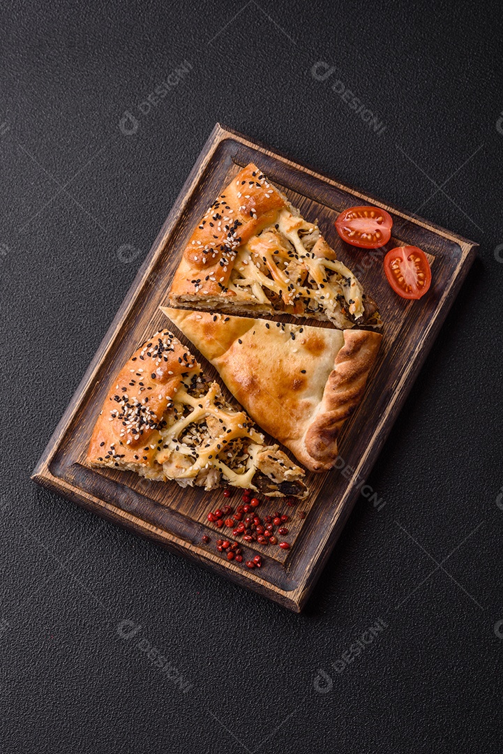 A imagem mostra fatias de uma quiche ou torta salgada, que é um prato de origem franco-alemã.